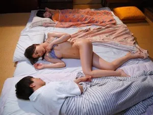 Thấy chị thủ dâm dưới bếp, em trai lao vào địt