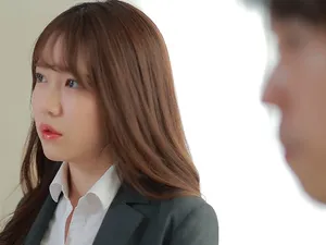 Mèo cái rất ướt và sang trọng muốn những ngón tay ướt bên trong