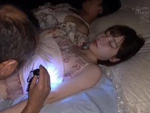 Làm ấm cơ thể trong máy lạnh cùng cô nàng tóc nâu gợi cảm
